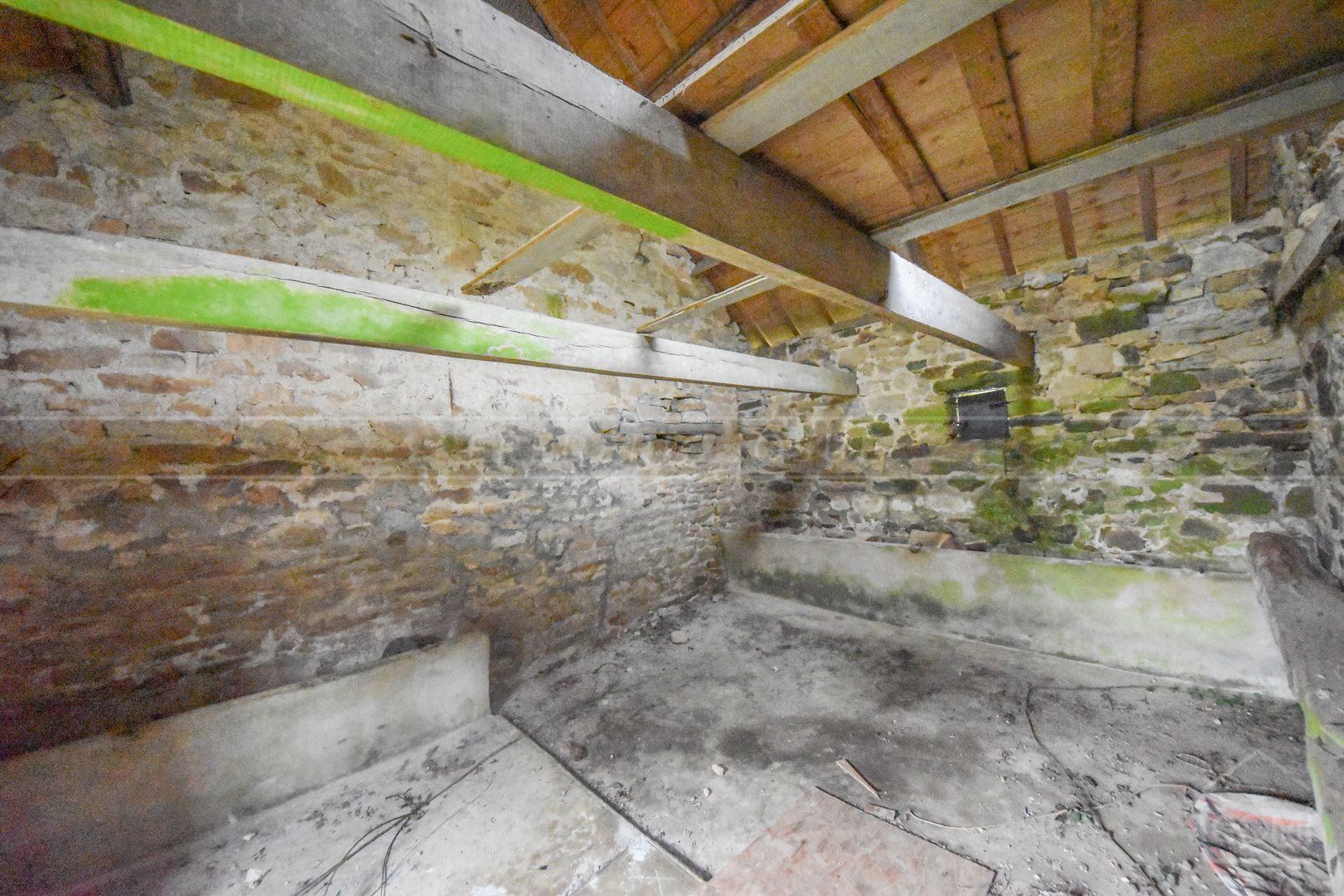 LONGERE ENTIEREMENT A RENOVER - BELLE CONSTRUCTION - CADRE VERDOYANT ET CALME - GRAND TERRAIN photo 3